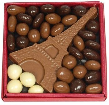 Bo&icirc;te tour Eiffel en chocolat au lait et drag&eacute;es chocolat&eacute;es