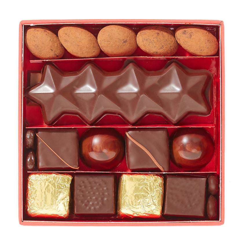 Coffret composé d'un assortiment de chocolats pour les fêtes de fin d'année