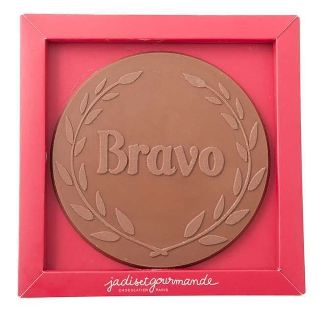 Un médaille gravée en chocolat au lait