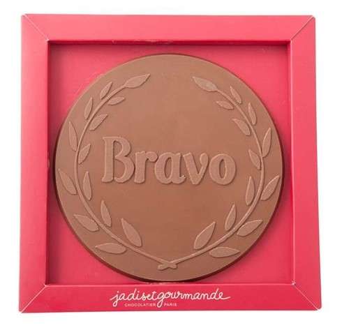 Un médaille gravée en chocolat au lait / Gravure chocolat