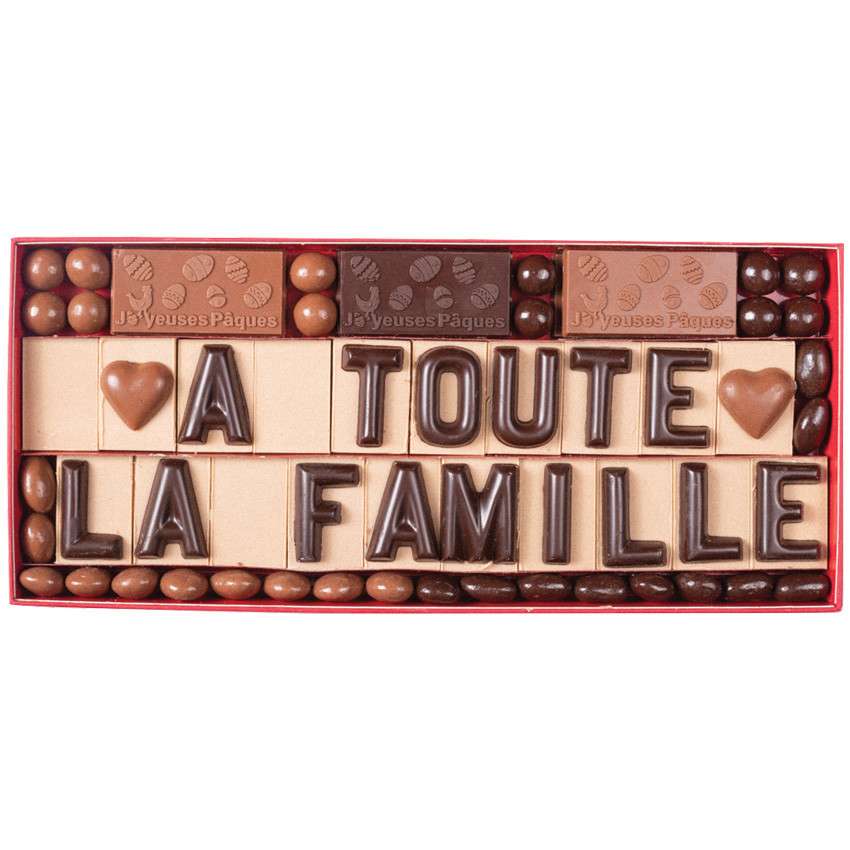 20 lettres en chocolat et plaques joyeuses pâques