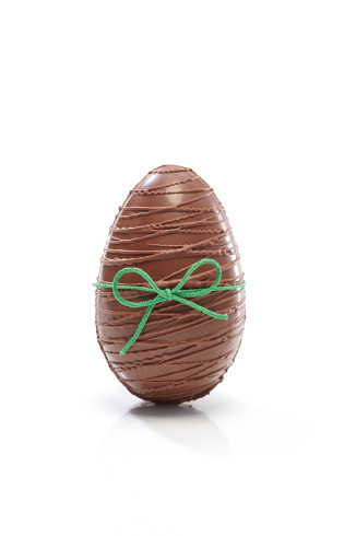 Œuf de Pâques en chocolat au lait ou chocolat blanc / Chocolats de Pâques traditionnels